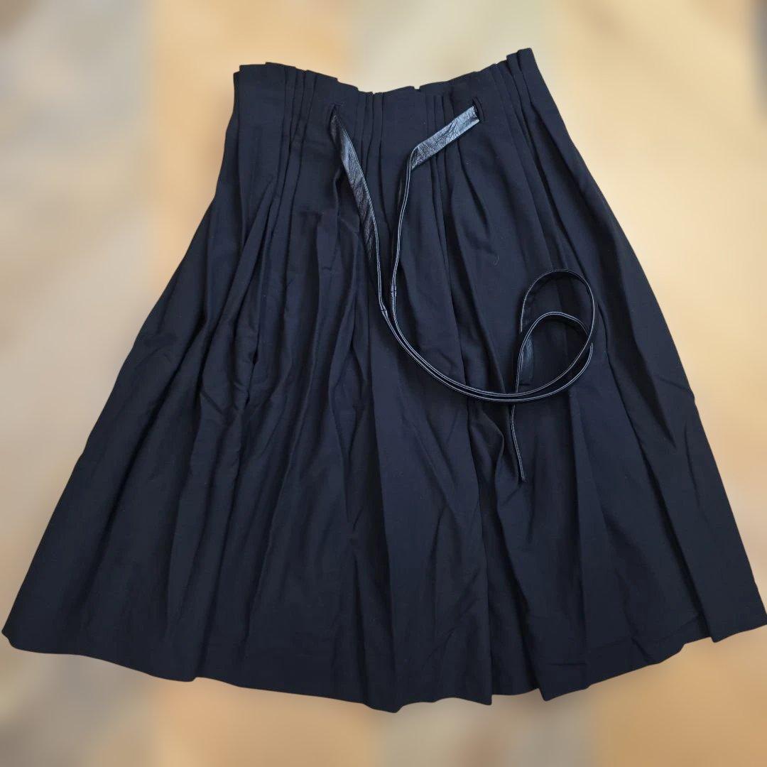 美品　ロエベ　黒いフレアスカート ひざ丈 レザー紐　y16