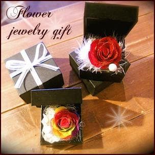 プリザーブドフラワー　レインボーローズ　赤いバラ　ボックスギフト　アレンジメント