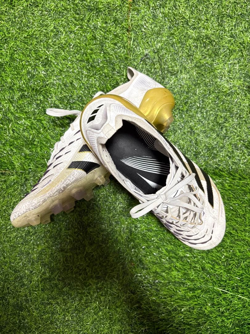 サッカーシューズ・スパイク ホワイト/ブラック/ゴールド