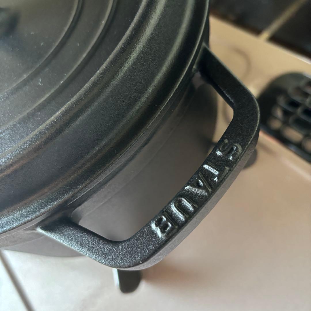 【美品】ストウブstaubピコココット ラウンド 22cm 人気マッドブラック色