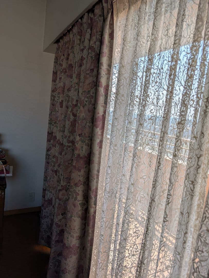 花柄　遮光カーテンとレースカーテンセット