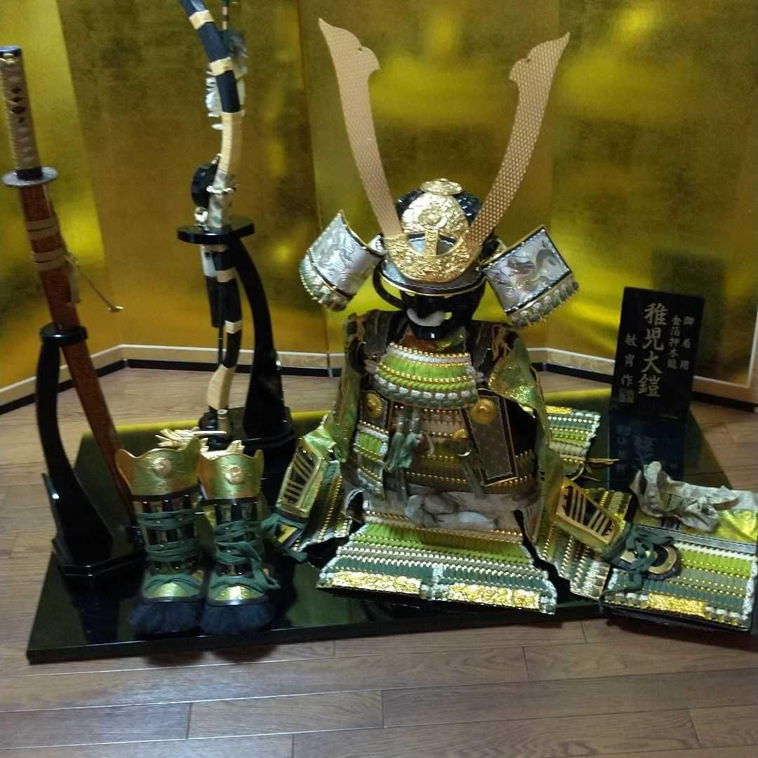 金箔の屏風と子供用、甲冑