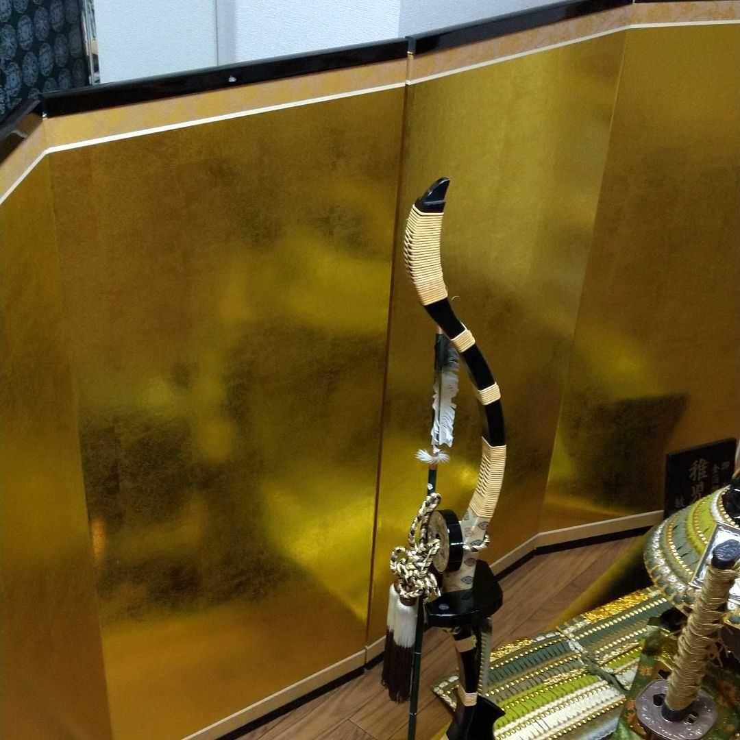金箔の屏風と子供用、甲冑