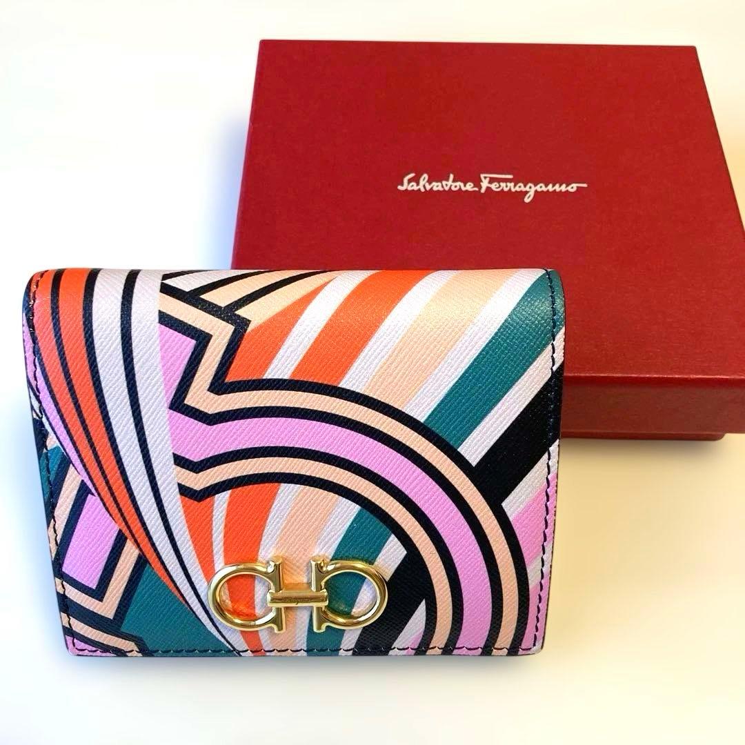 【お値下げ】サルヴァトーレフェラガモ　ガンチーニ　二つ折り財布