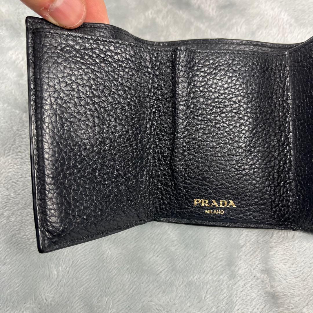 Prada プラダ ヴィッテロダイノ シボ 革 レター型 三つ折り財布 黒