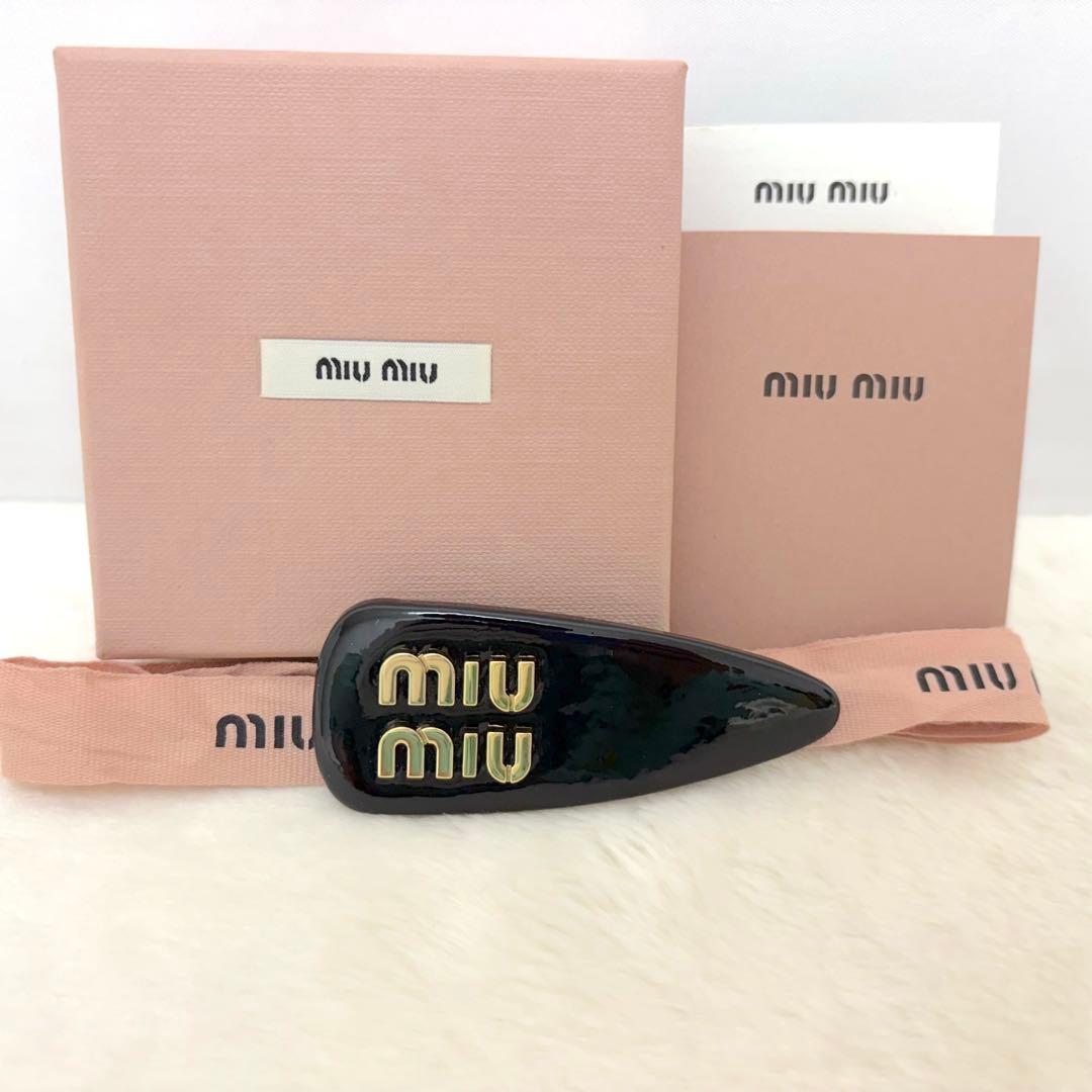 ✨️極美品✨️ ミュウミュウ パテントレザー バレッタ ロゴヘアクリップ ブラック