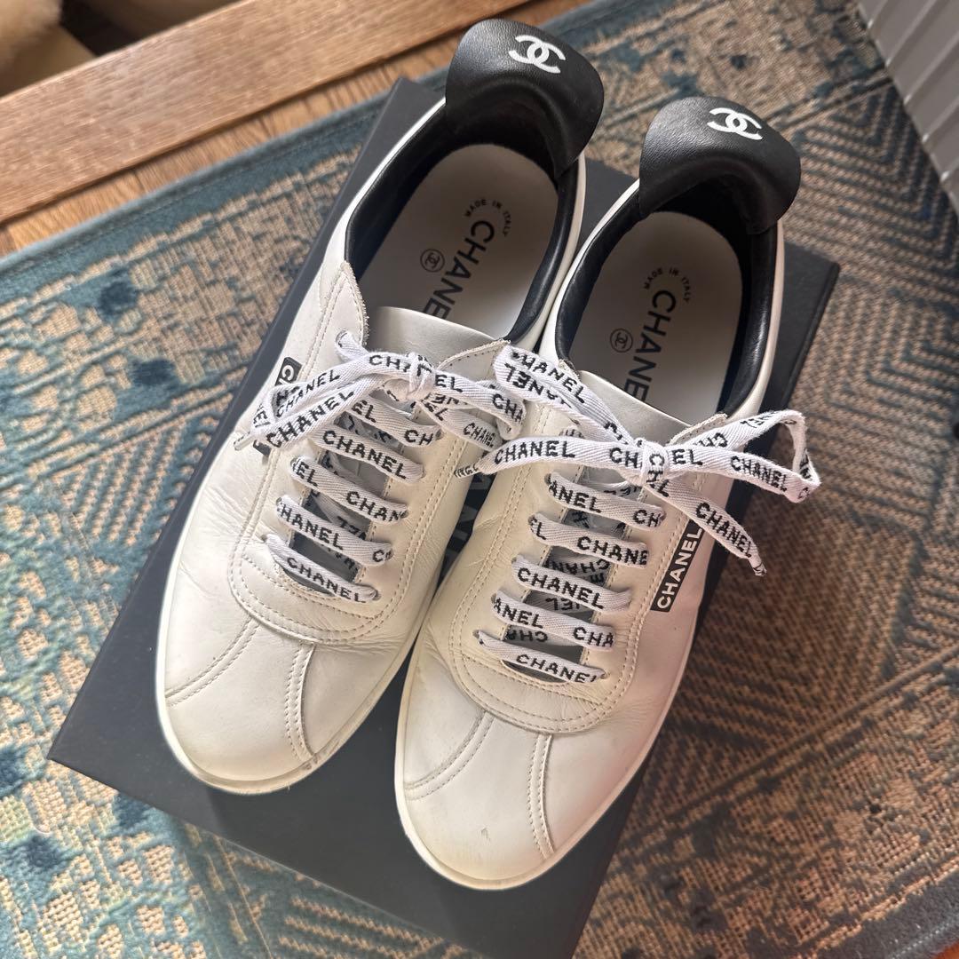CHANEL ロゴスニーカー
