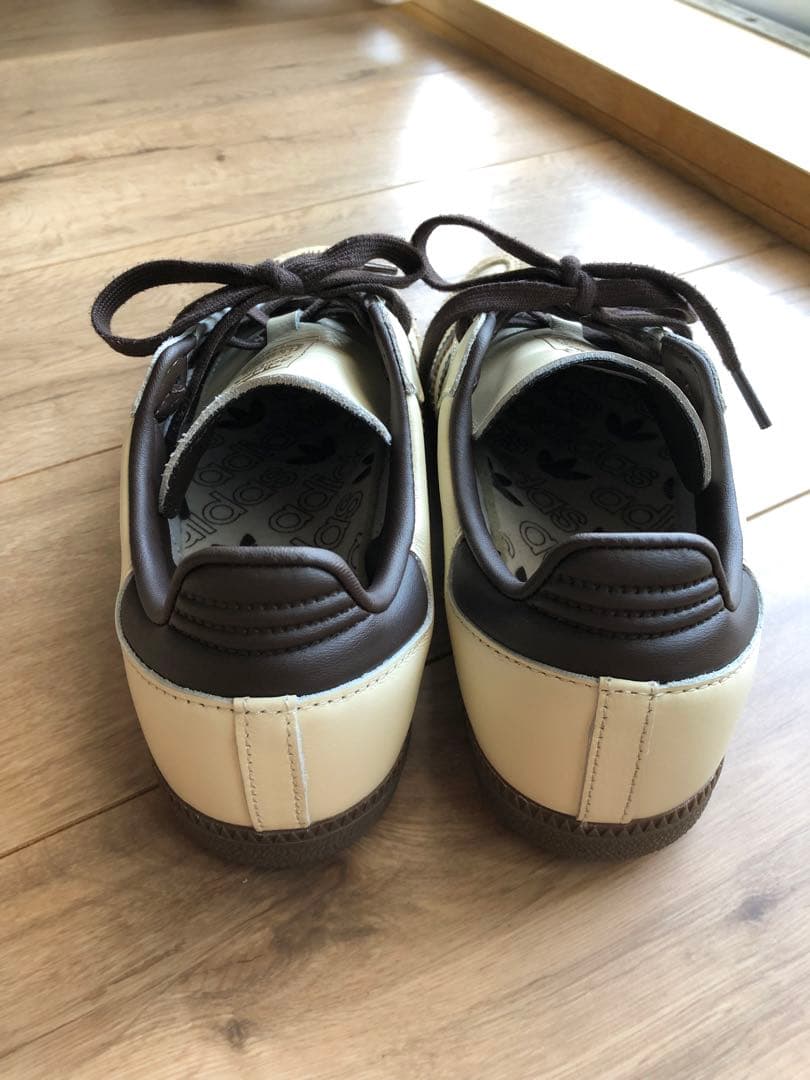 adidasサンバ　ベージュ