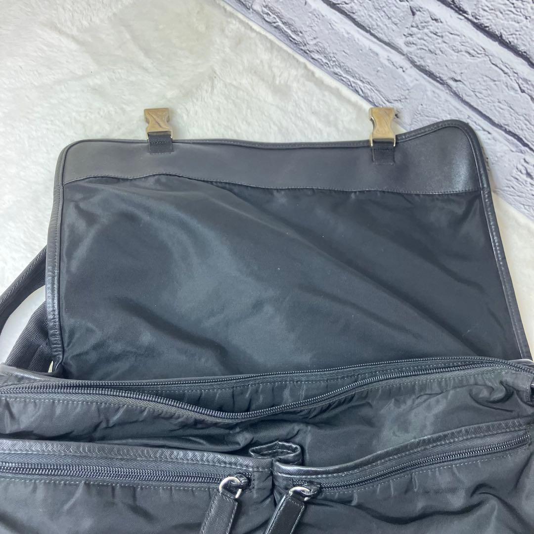 プラダ✨三角ロゴ 大容量 A4 2層式 メッセンジャーバッグ ショルダー 黒