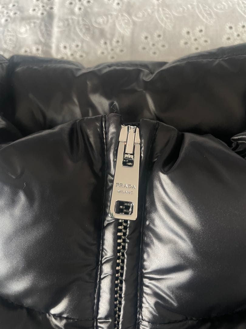PRADA ブラック ダウンベスト　バレンタイン価格