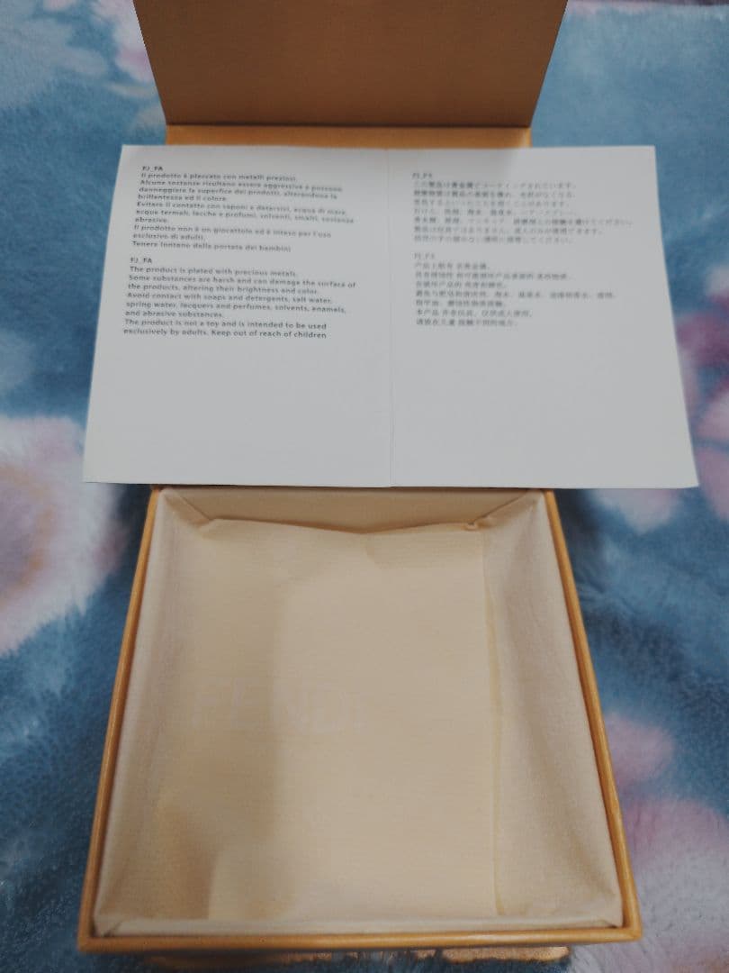 FENDI　クリスタル装飾 安全ピン型ピアス(片耳用)