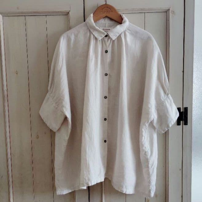 美品オネット Honnete アイリッシュリネンギャザーハーフブラウス 23ss