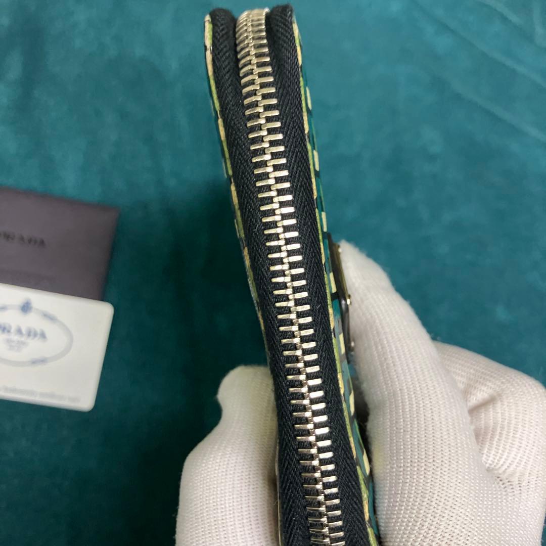 PRADA 幾何学模様 長財布
