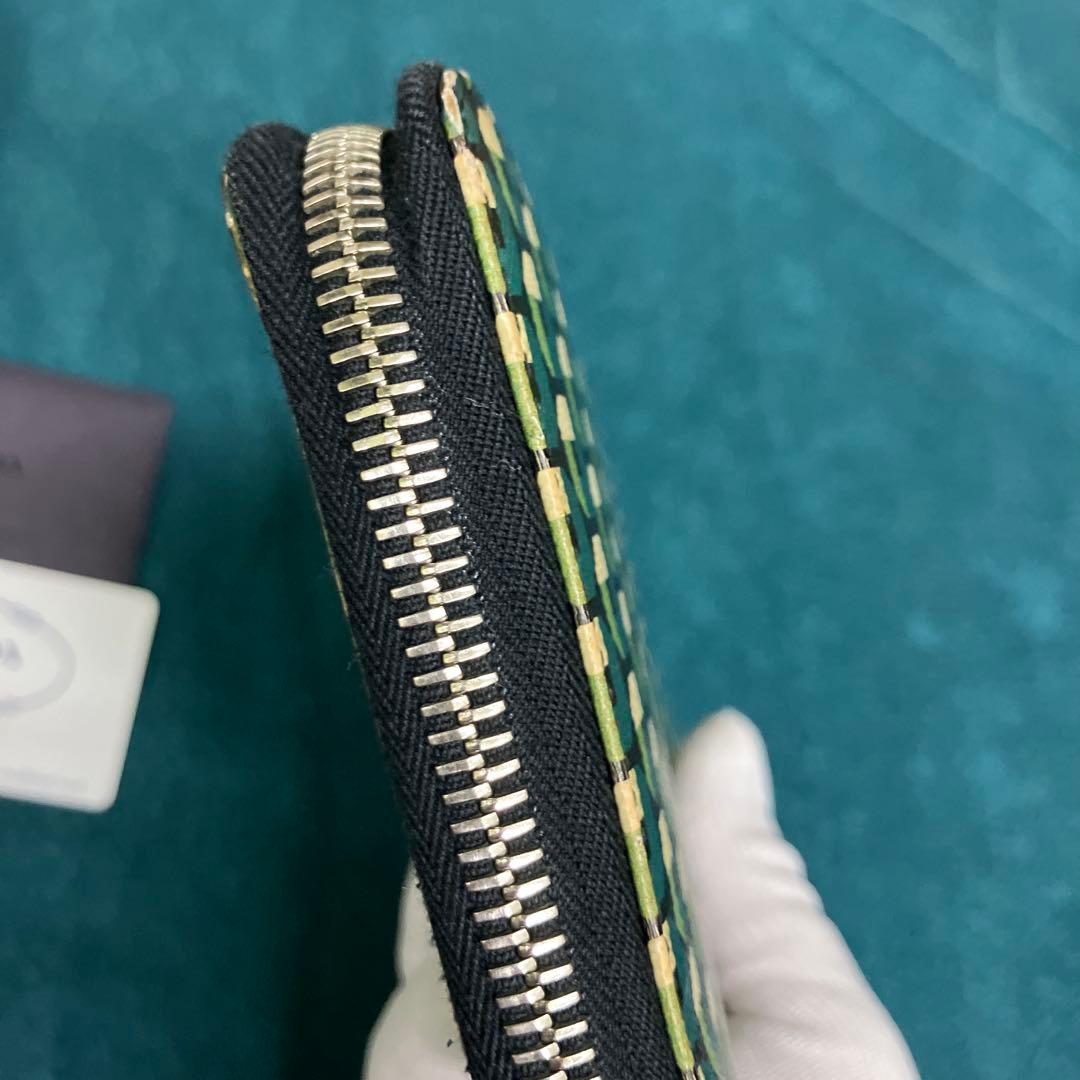PRADA 幾何学模様 長財布