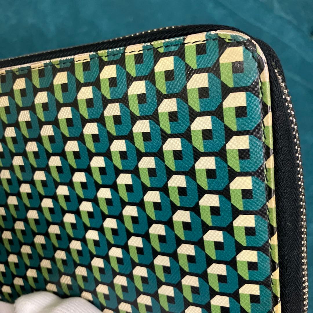 PRADA 幾何学模様 長財布