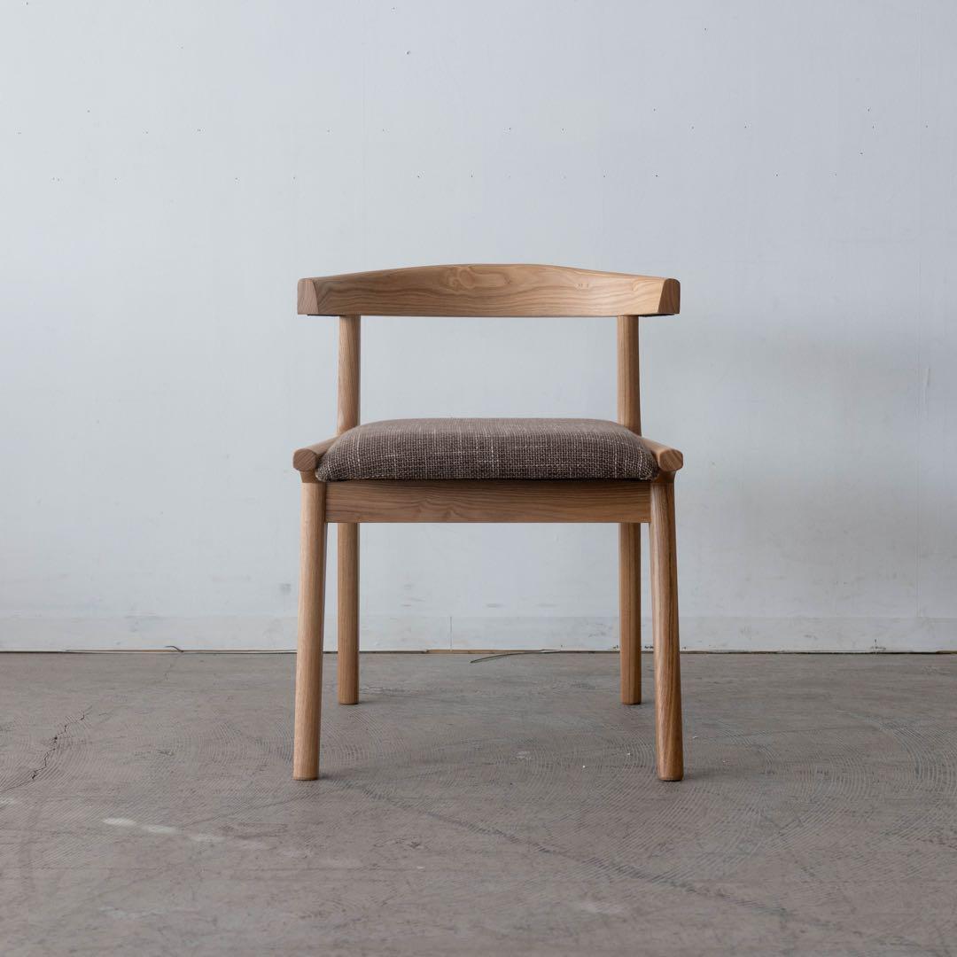 シンプルな木製ダイニングチェア