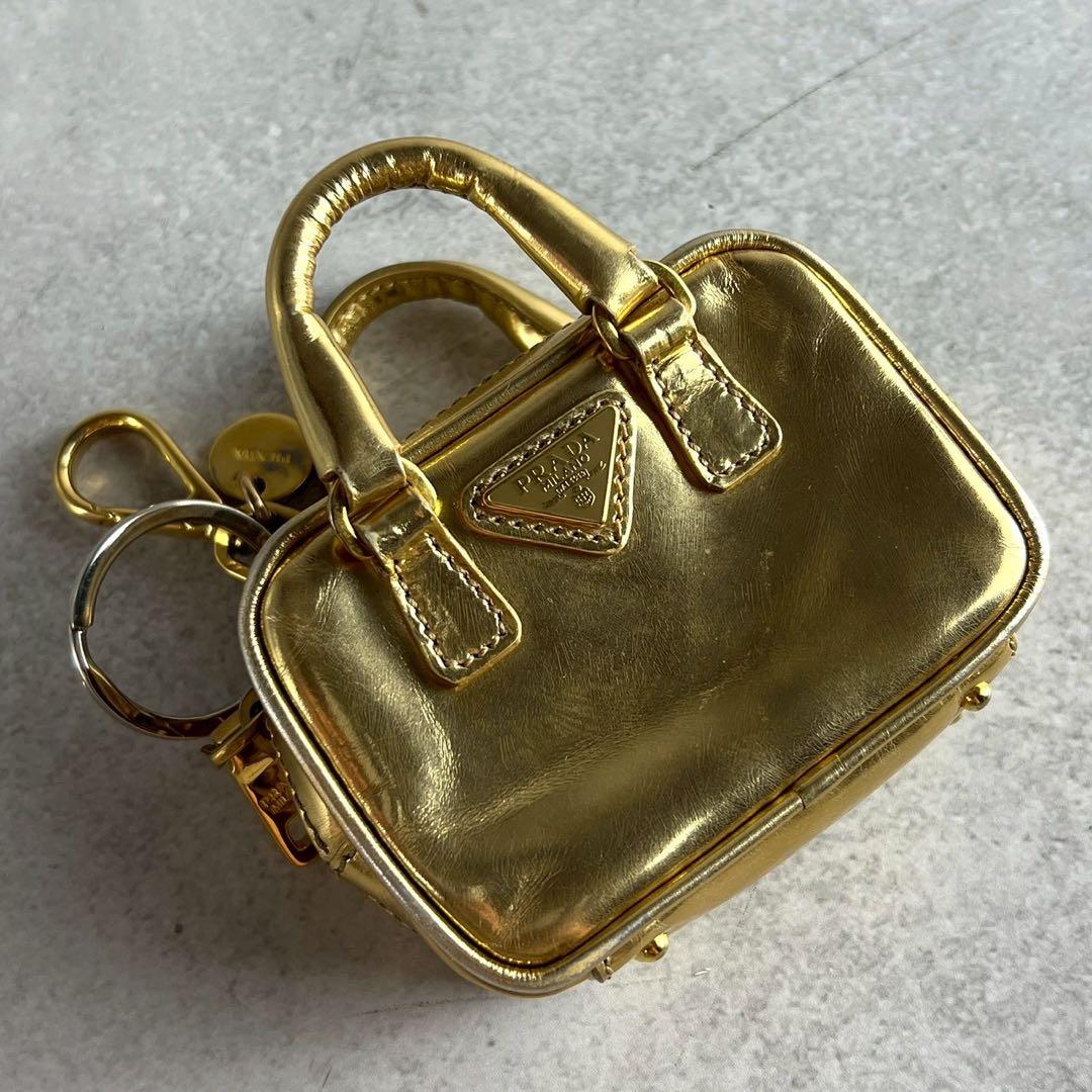 美品✨PRADA ハンドバッグ チャーム 三角ロゴプレート レザー キーホルダー