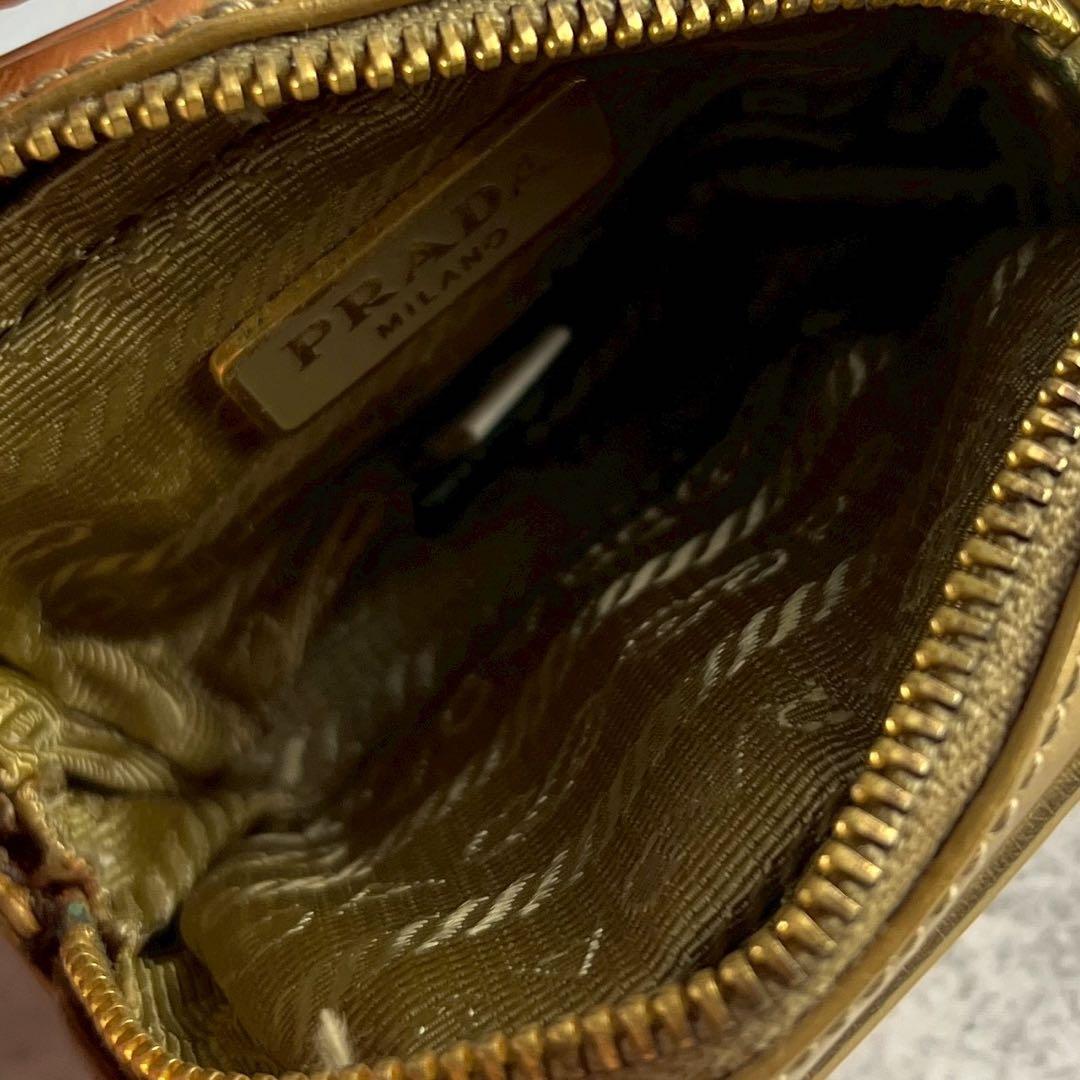 美品✨PRADA ハンドバッグ チャーム 三角ロゴプレート レザー キーホルダー