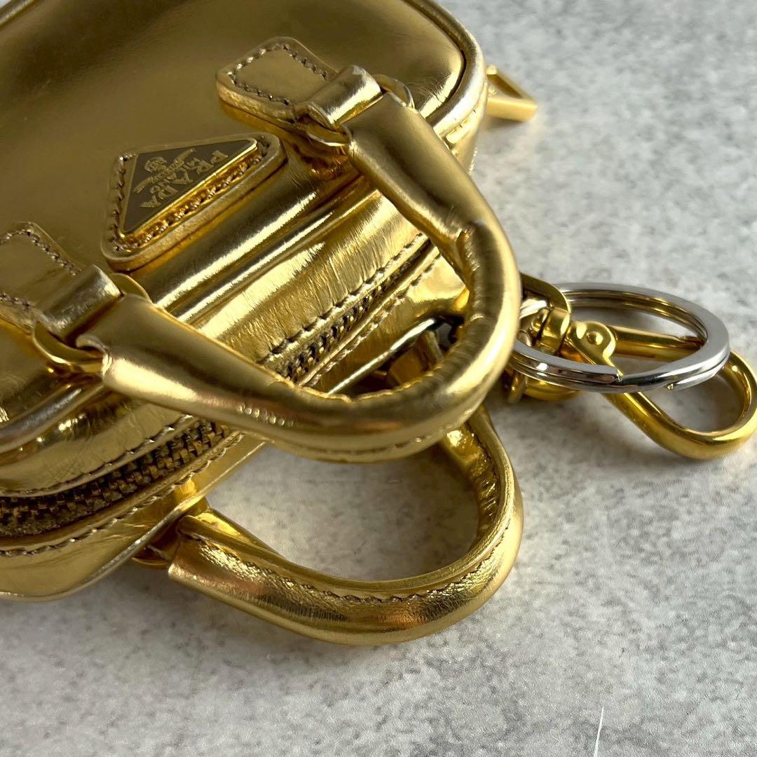 美品✨PRADA ハンドバッグ チャーム 三角ロゴプレート レザー キーホルダー