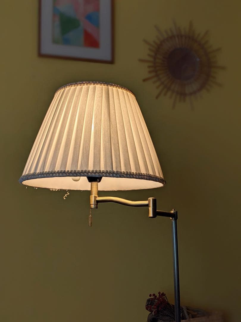 クラシカルな支柱可変式フロアライト　アンティーク照明