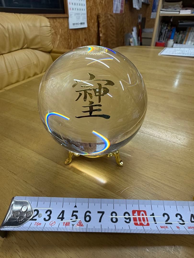 本水晶球体と赤い台座