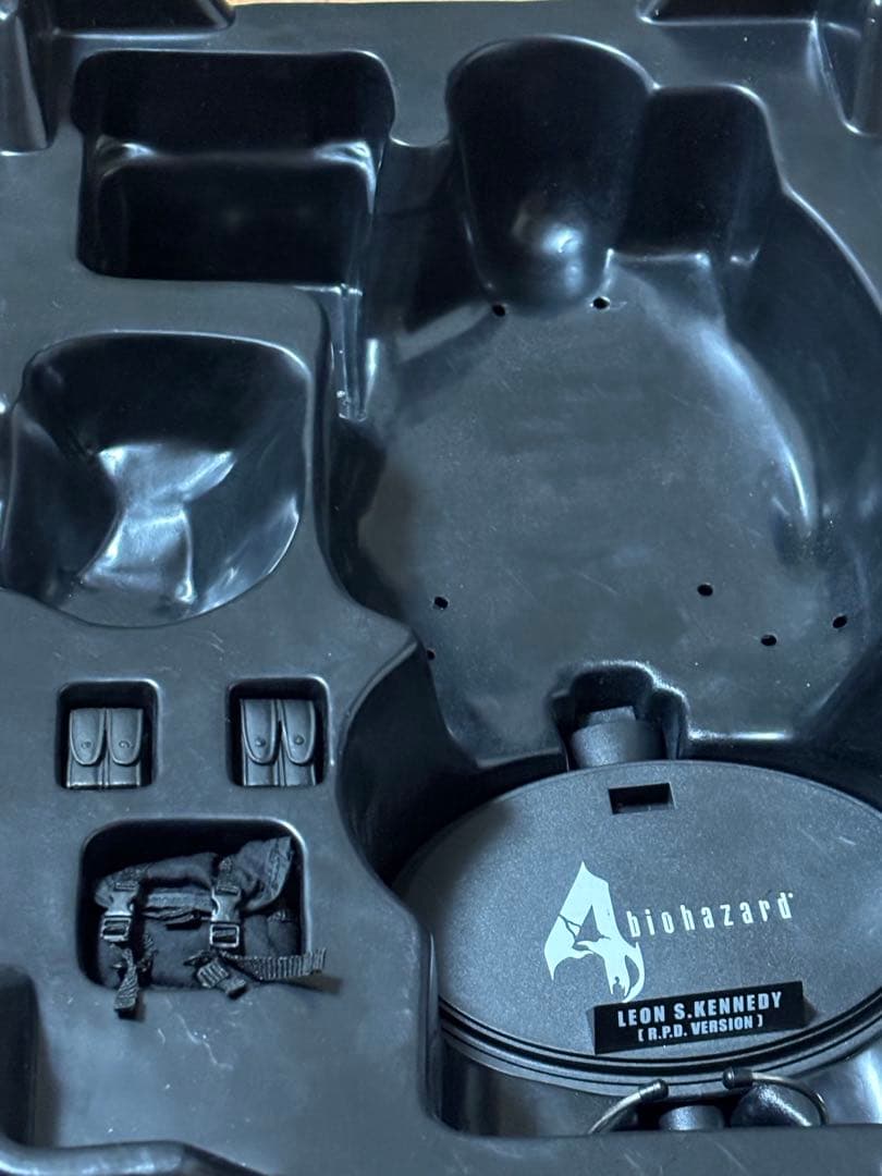 ホットトイズ　バイオハザード４　レオン　HOT TOYS RE4 バイオ４