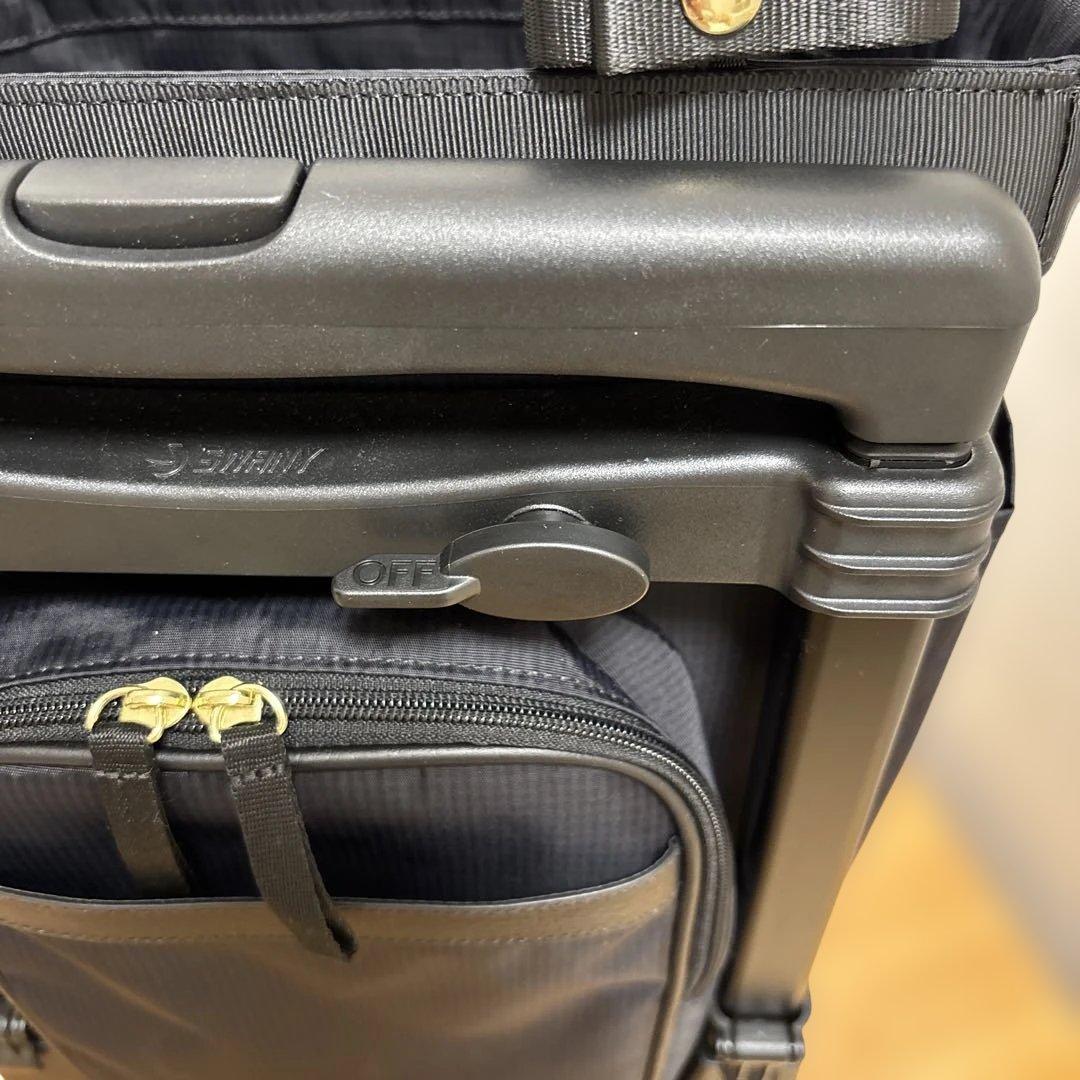 値下げ‼️人気ブランド‼️SWANY‼️スワニー4輪キャリーバック（レインカバー付き）