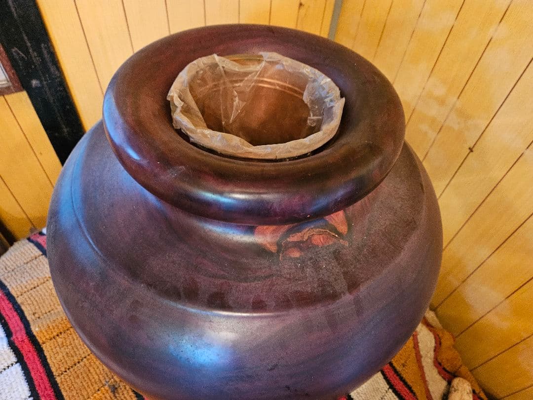 木の壺　深い紫色の丸型広口容器