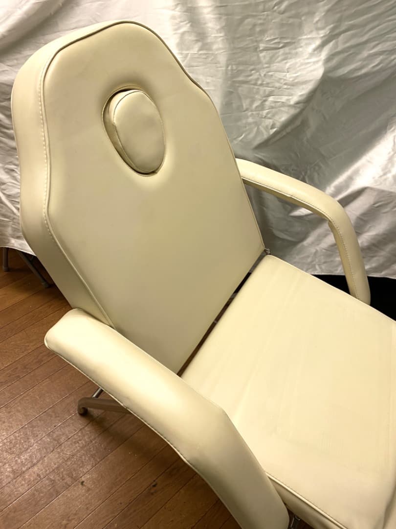 【送料込み】中古完動品 エステ/美顔、ボディケア　チェア　可変　姿勢　ホワイト