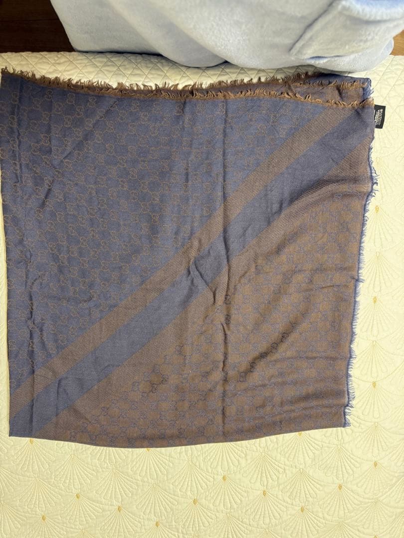 GUCCIグッチ　ダークブルーとブラウンの大判ストール