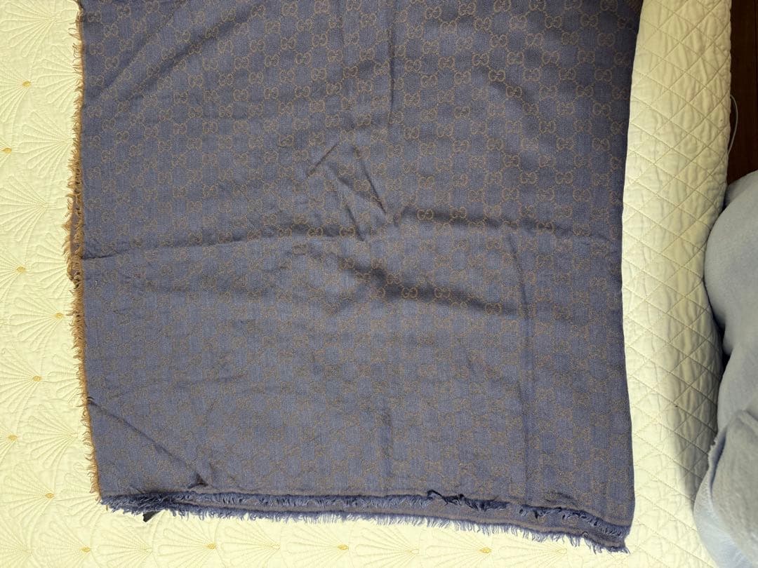 GUCCIグッチ　ダークブルーとブラウンの大判ストール