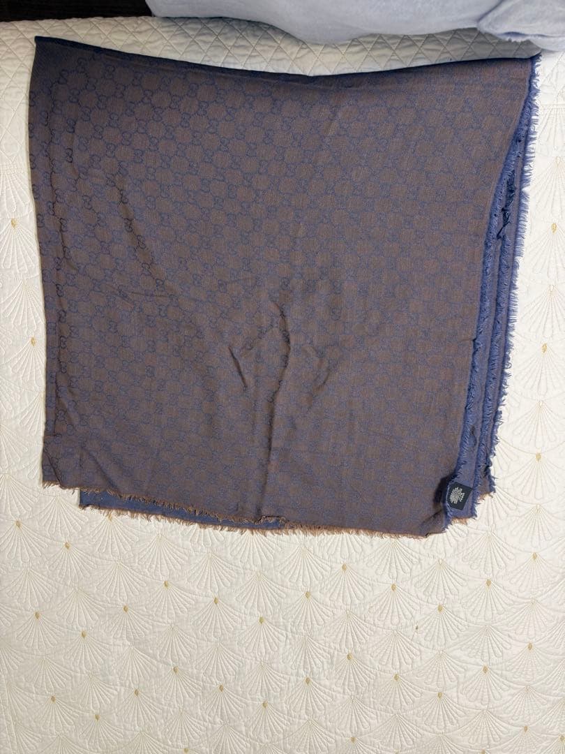 GUCCIグッチ　ダークブルーとブラウンの大判ストール