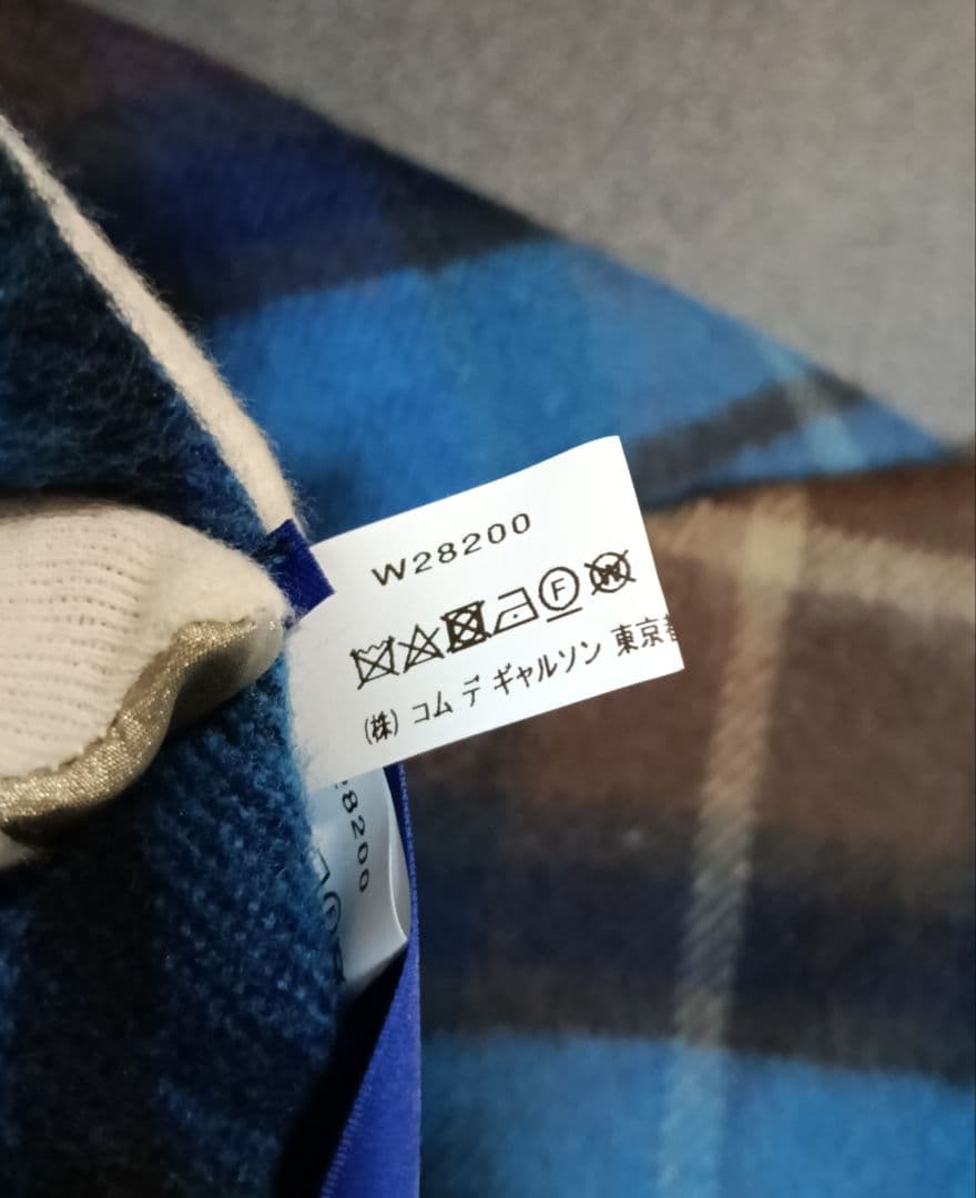 『コムデギャルソンシャツ』×『ロキャロン』コラボ 大判ウールストールポンチョ