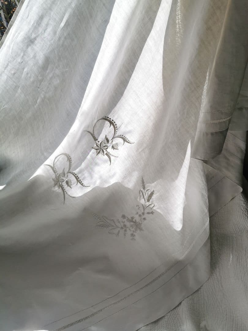 アンティークフランス 美しい花文字 イニシャル刺繍 ドローンワーク横長麻カーテン