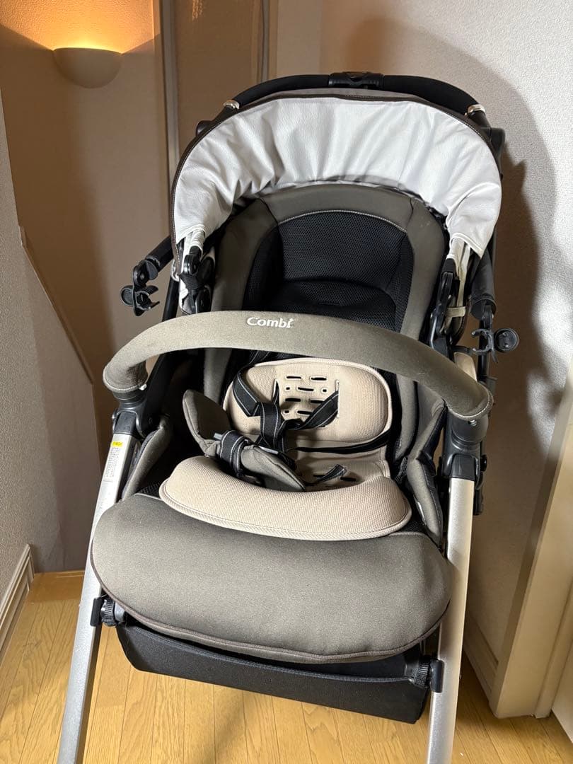 コンビ ベビーカー アンブレッタ 4キャス エッグクッション　おもちゃ付き