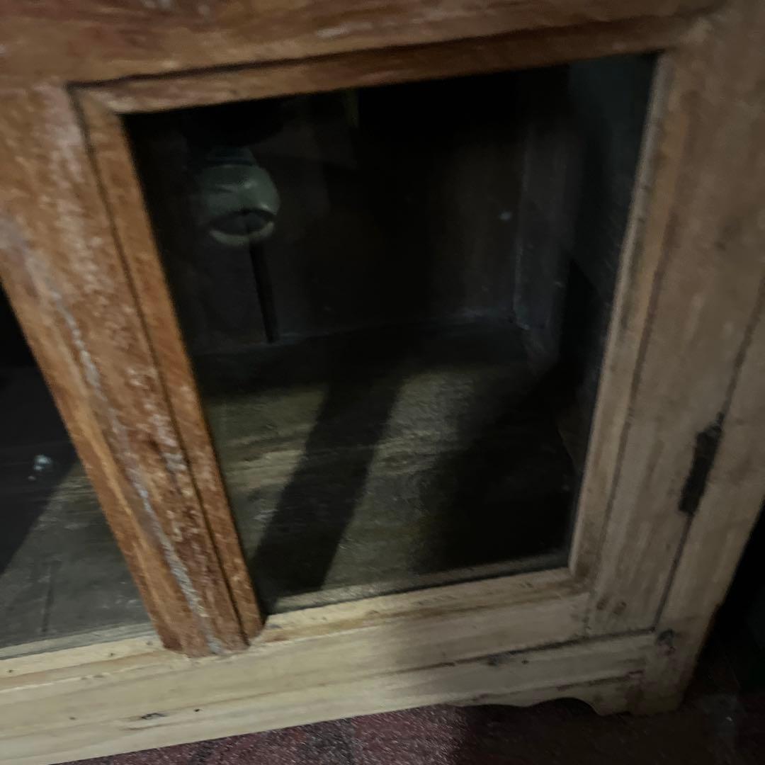 自然の風合い、素朴さでインテリアを格上げするインドのアンティーククキャビネット