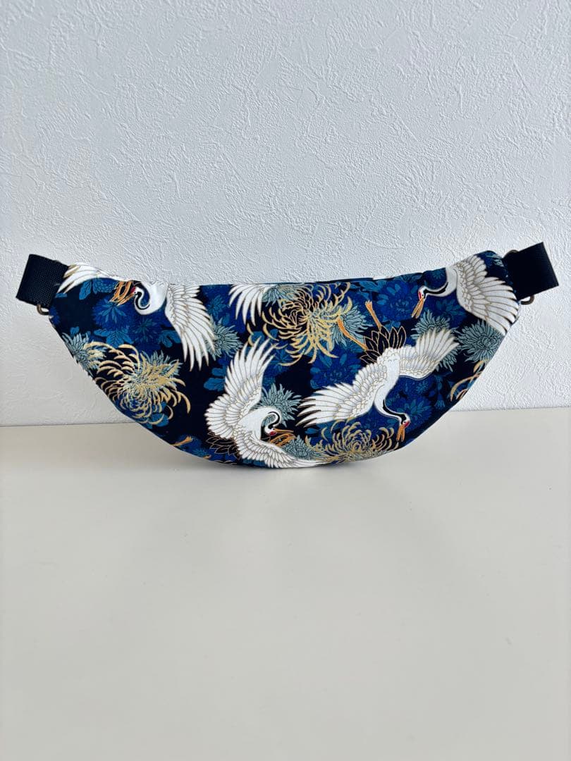 鶴と菊の金彩和柄ボディバッグ / 普段使いの和モダン