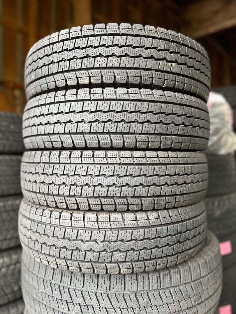 送料無料。2023年製。145R12軽トラ軽バンダンロップスタッドレスタイヤ4本