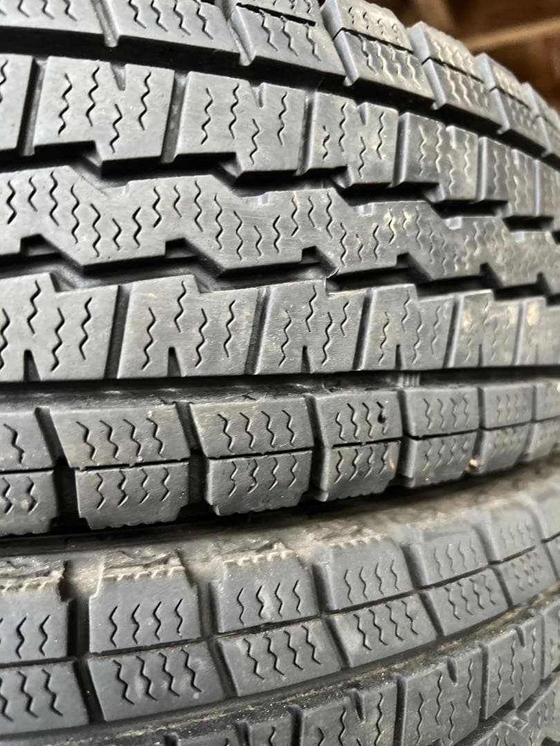 送料無料。2023年製。145R12軽トラ軽バンダンロップスタッドレスタイヤ4本