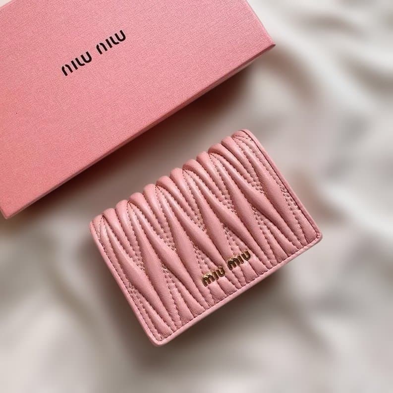 【本日中発送】ピンク 二つ折り財布 マテラッセ レザー ロゴ金具