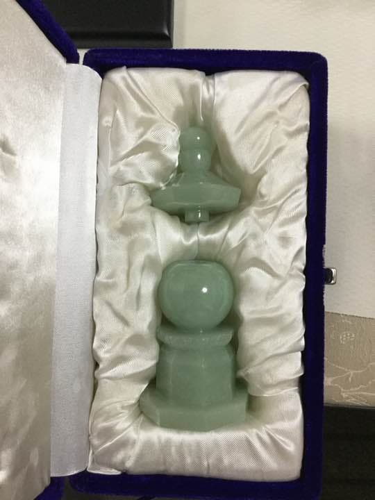 本翡翠 八角五輪塔 台付き