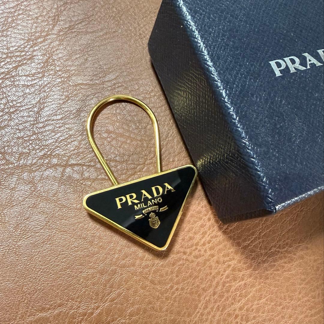 PRADA トライアングル キーホルダー