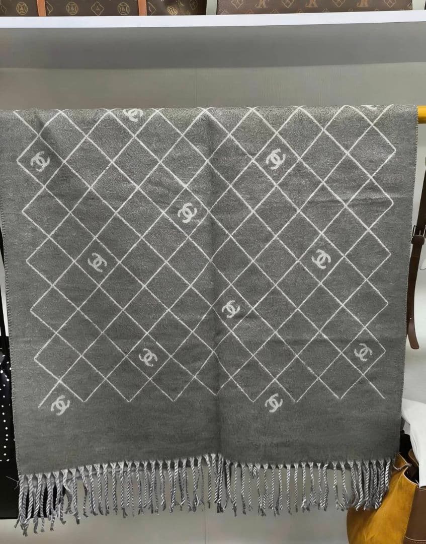 CHANELグレー キルティング柄 フリンジ付 ストール 美品 送料込／匿名配送