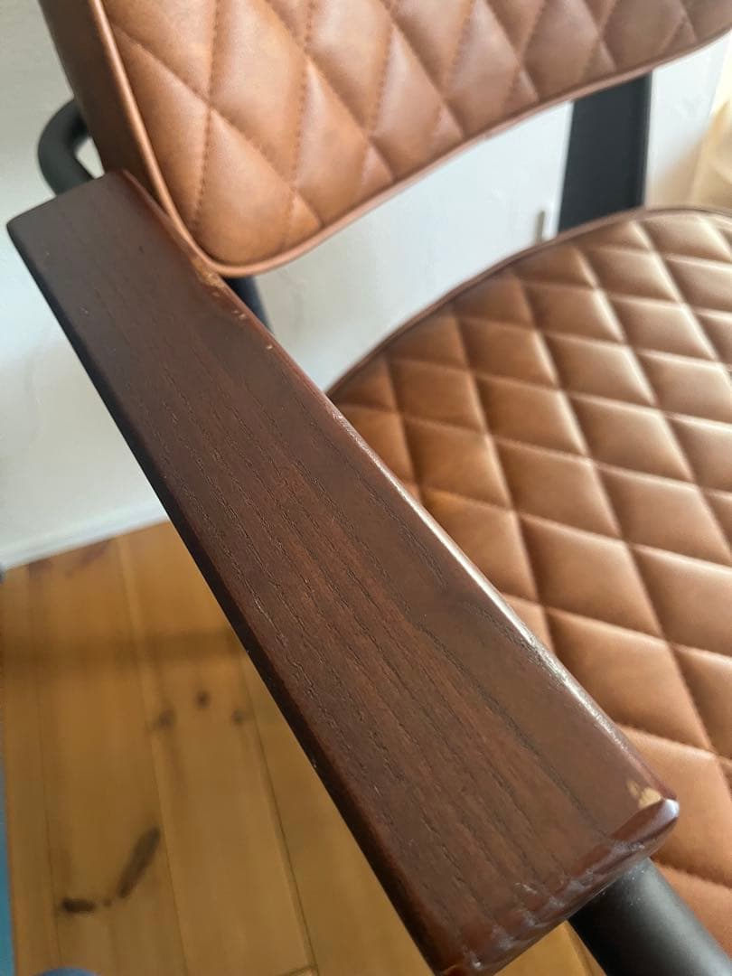 NOCEの肘掛け付きチェア