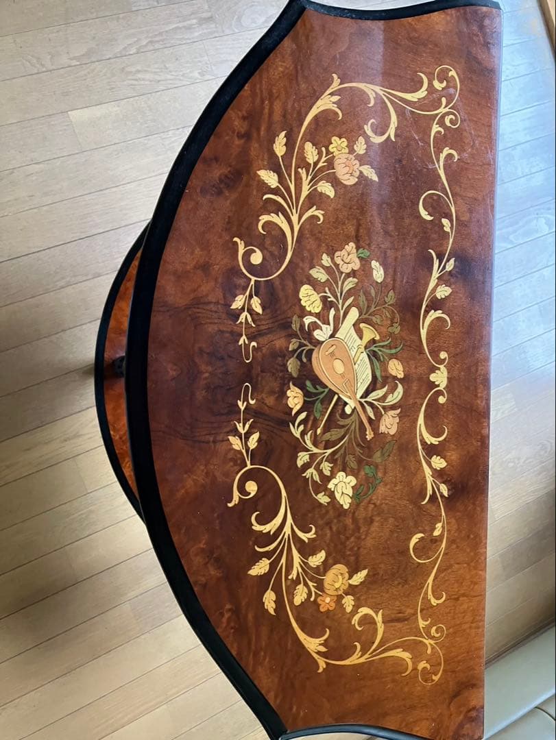 アンティーク風　半月型木製2段テーブル 花柄インレイ