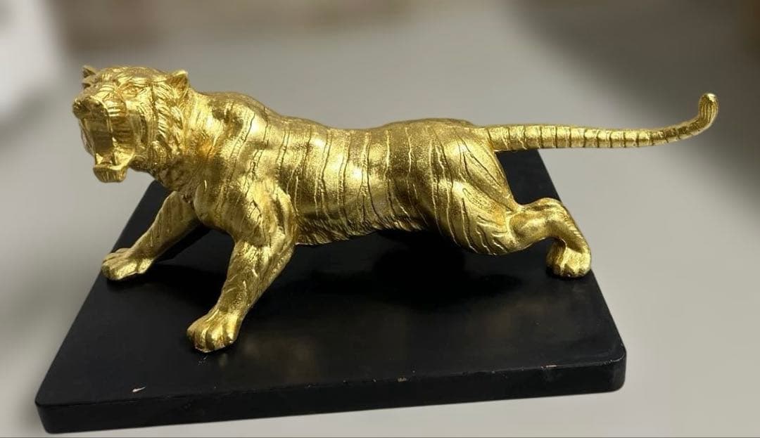 希少！金属製　金色　虎　彫刻　工芸品　置物