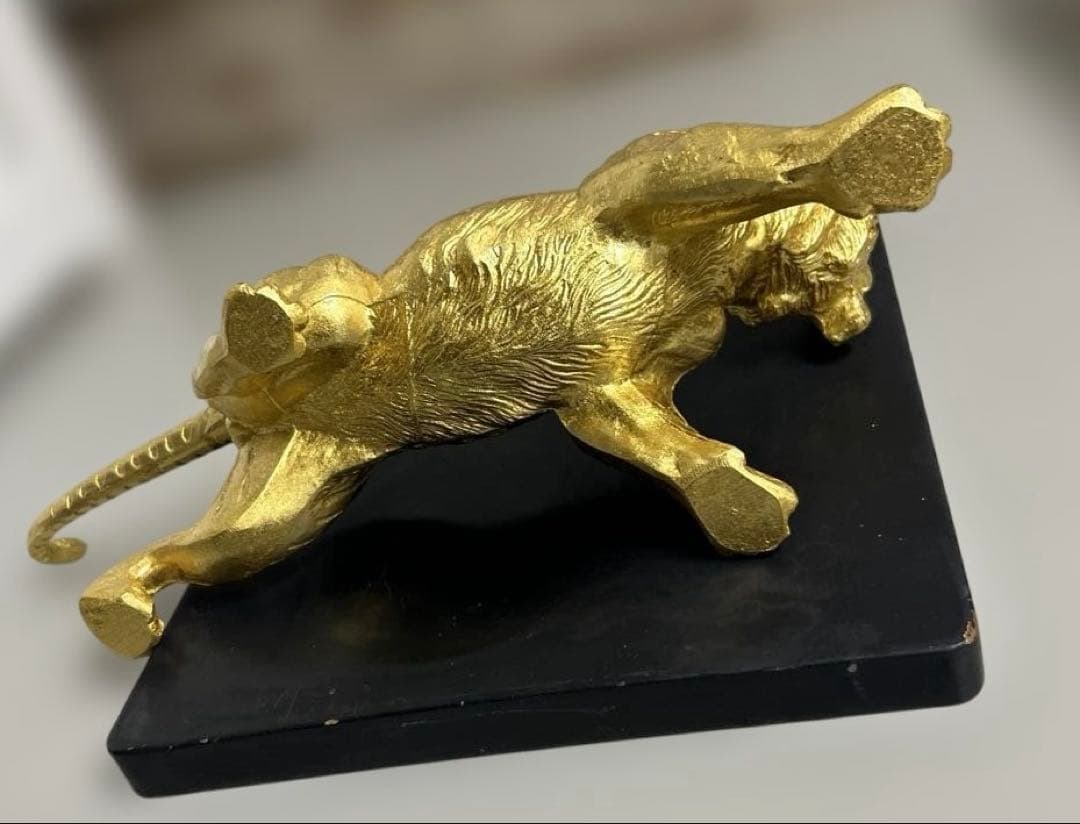 希少！金属製　金色　虎　彫刻　工芸品　置物