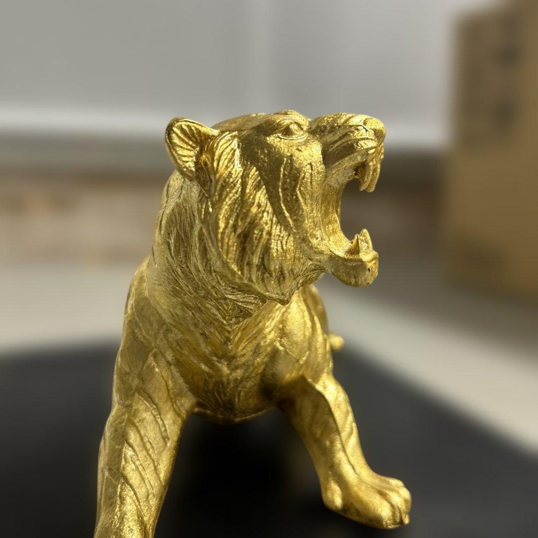 希少！金属製　金色　虎　彫刻　工芸品　置物