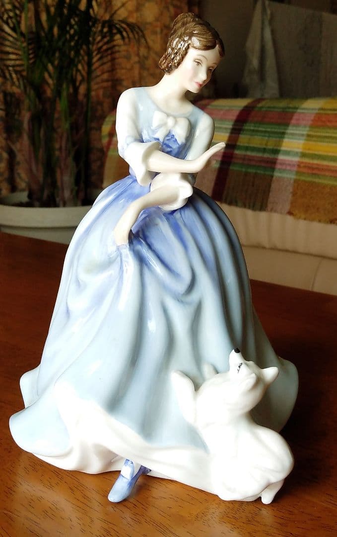 ロイヤルドルトン　フィギュリン(LORRAINE)