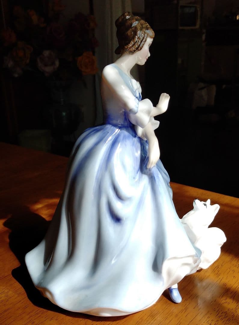 ロイヤルドルトン　フィギュリン(LORRAINE)